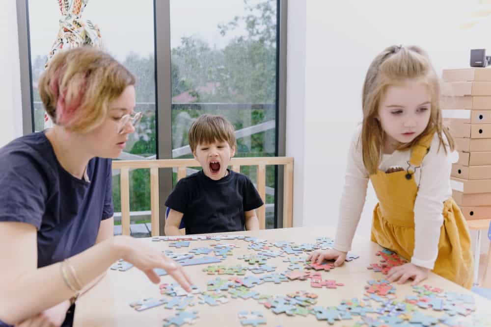 Kids love puzzles, which are good for development. But, complicated picture puzzles may discourage them from playing. Choosing the right image is the key. 